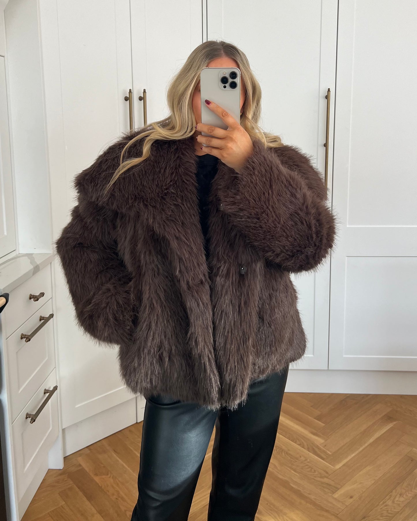 CROPPED FAUX FUR JACKET - BROWN